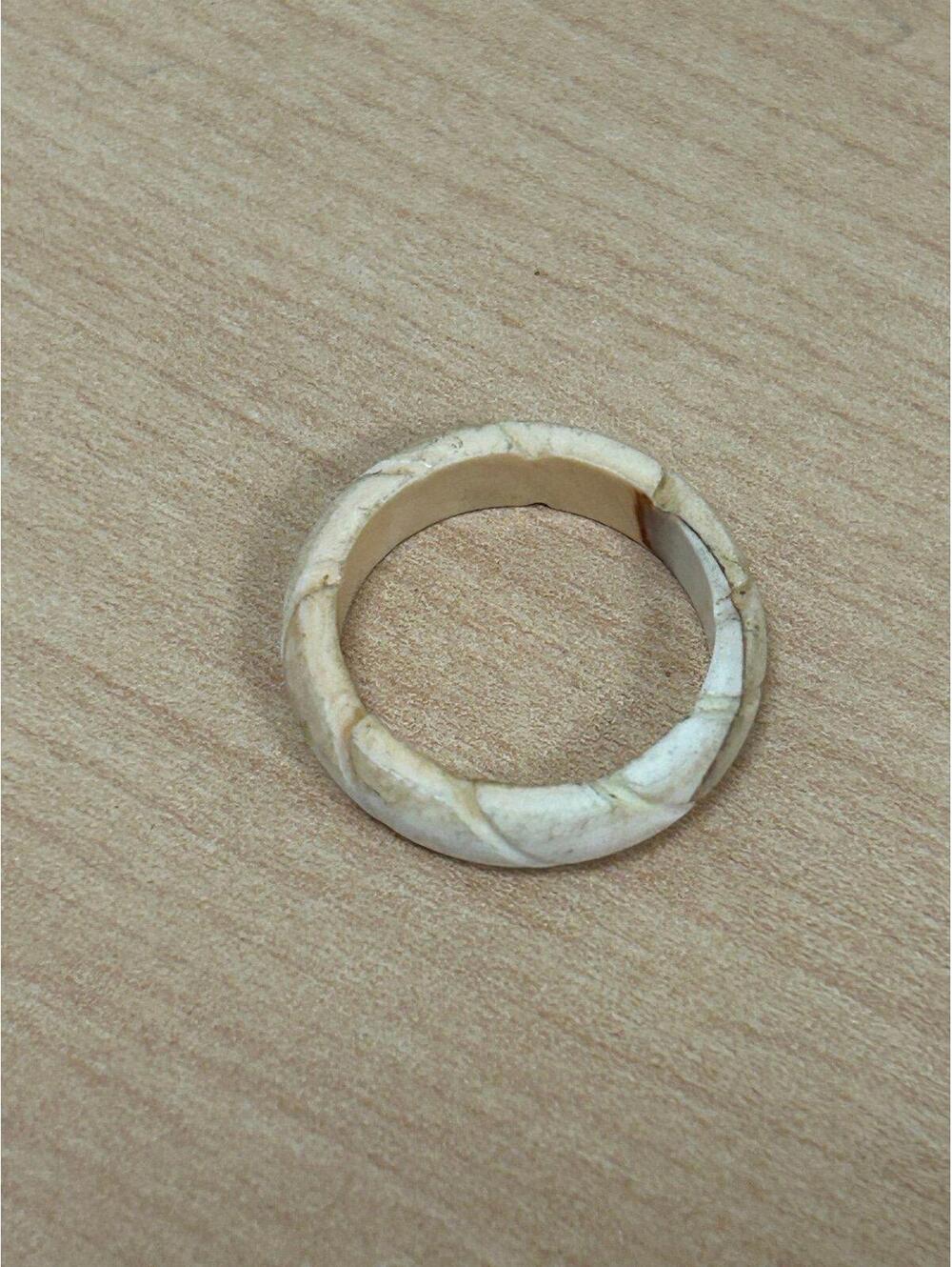 Ivory Shell Band Ring - Picture 5 of 5